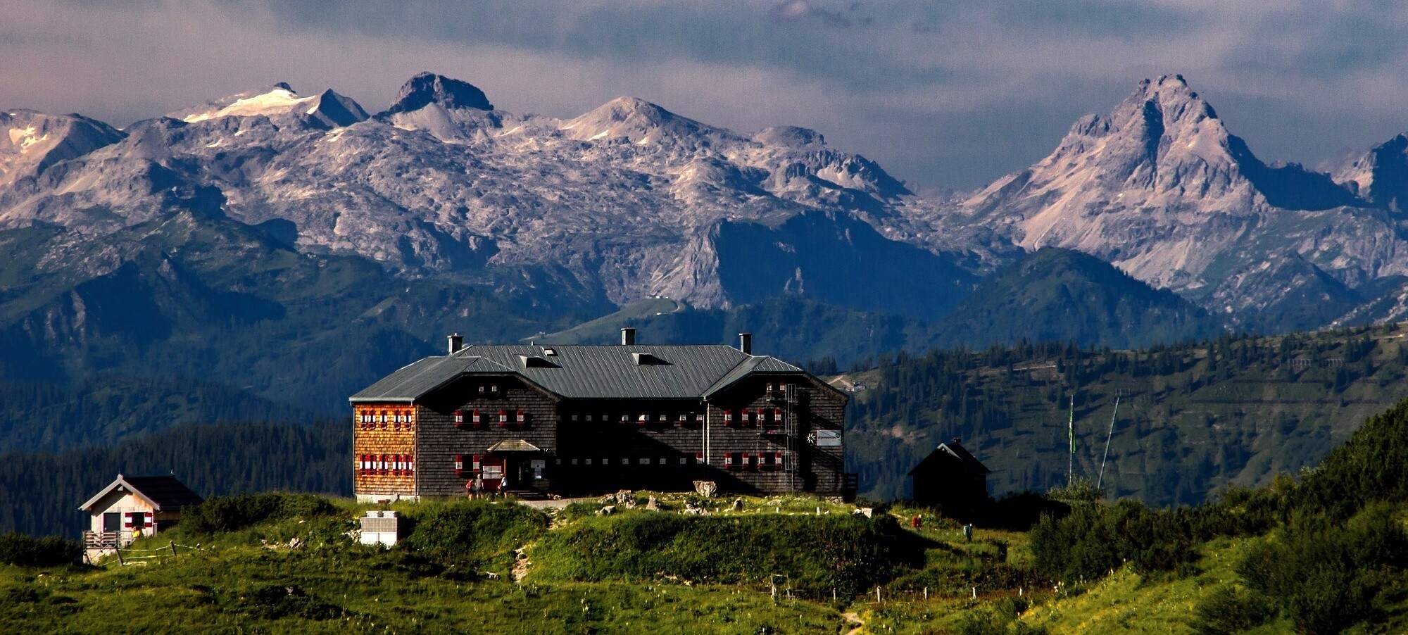 Zasněžený kopec vlevo nad chatou Hofpürglhütte je Hochalmspitze vysoký 3.360 metrů. 