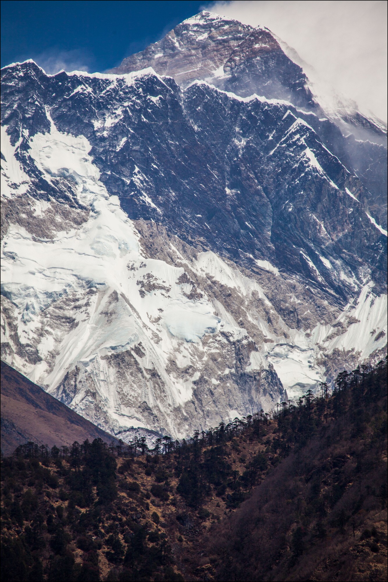 Mount Everest za zdí Nuptse.