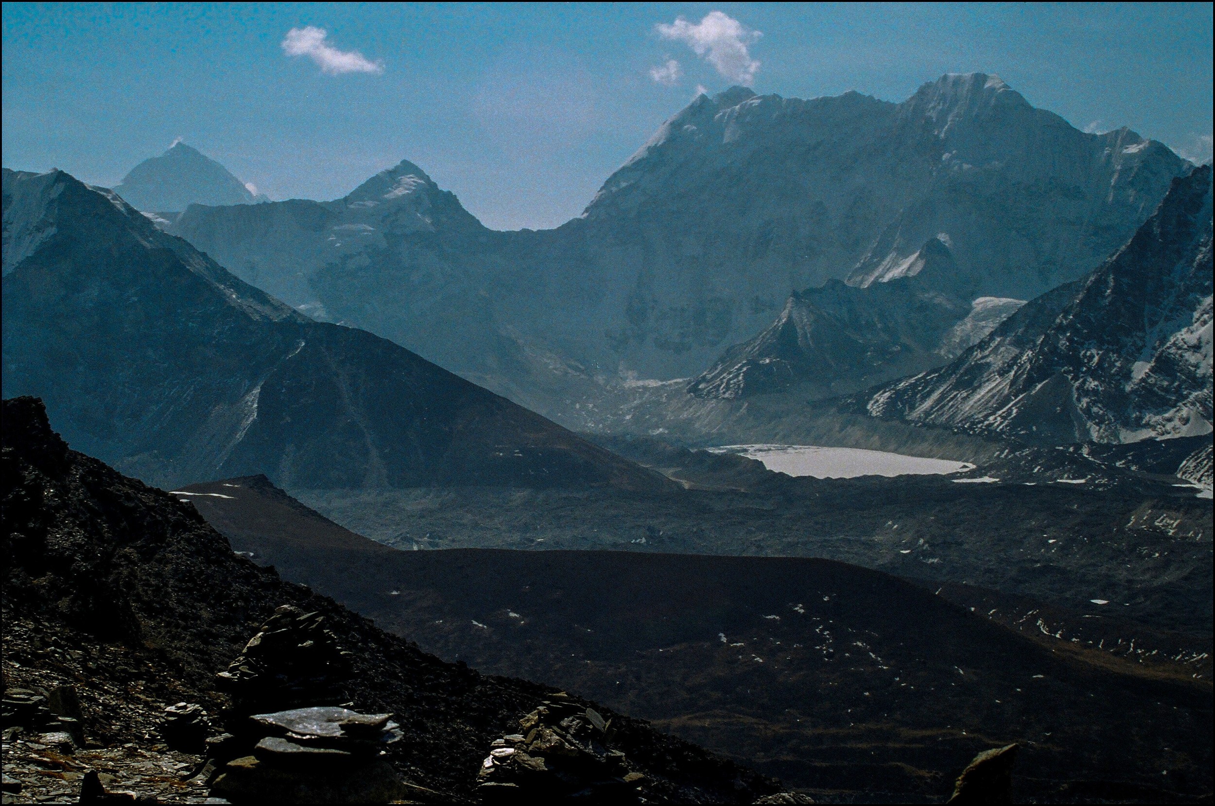 Makalu - 8.462 m n. m. a Baruntse - 7.162 m n. m. nad jezerem Imja Tsho ze sedla Chhukhung Ri.