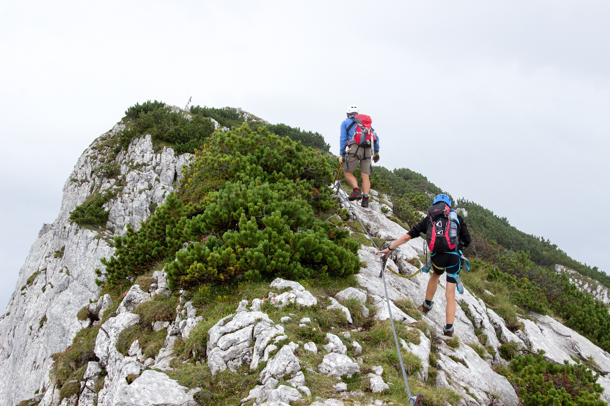 Přicházíme ke kříži na vrcholu Donnerkogelu ve 2.054 m n. m.