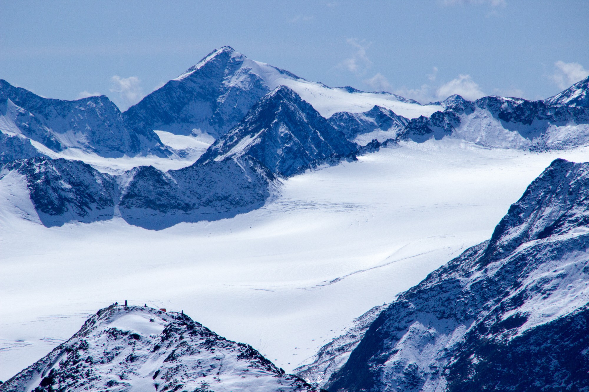 Vzadu je pyramida Similaunu vysokého 3.606 m n. m. ve vzdálenosti 27 km.