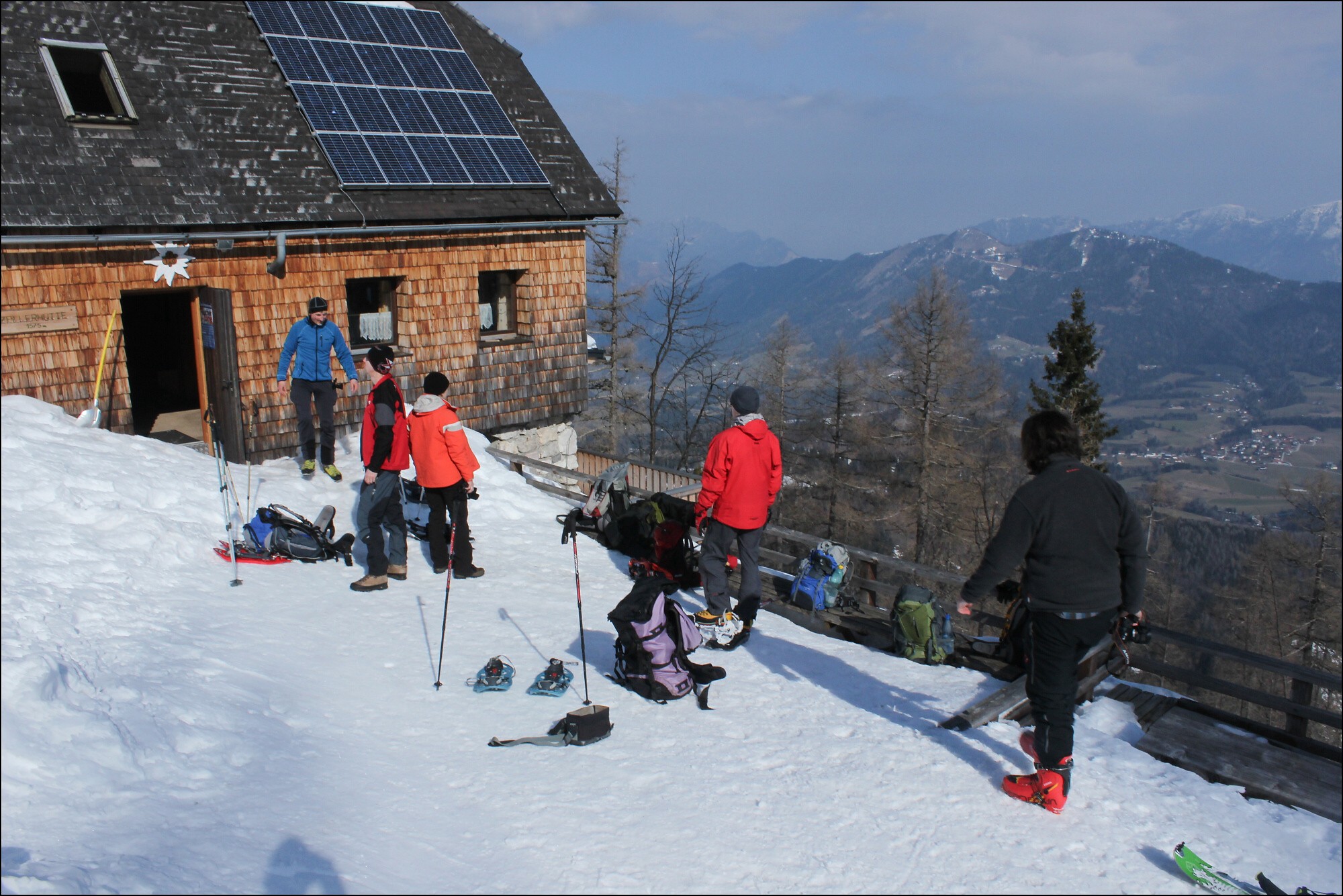 Odcházíme z chaty Zeller ve výšce 1.575 m n. m.