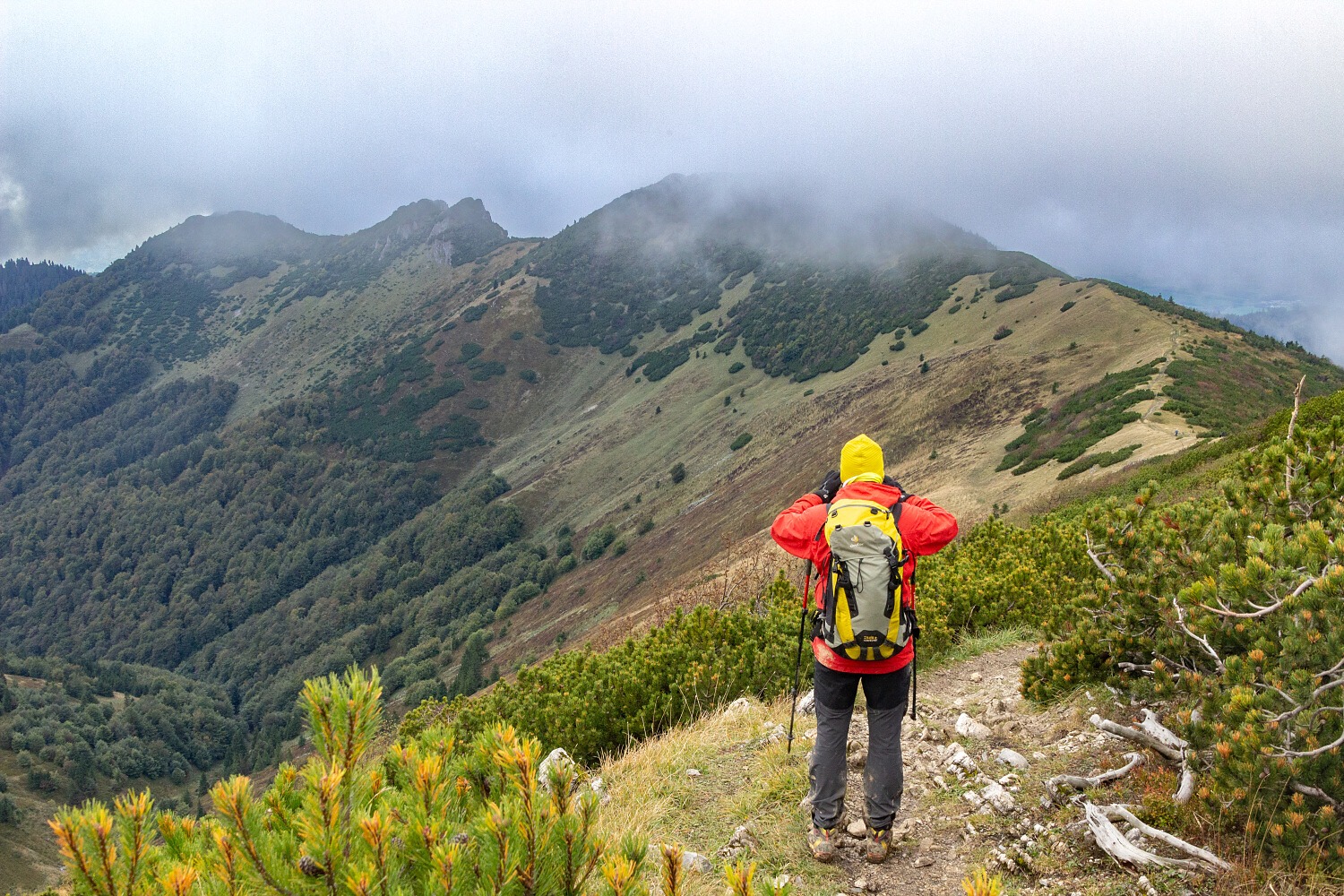 Před námi jsou na hřebeni Stratenec vysoký 1.513 metů.