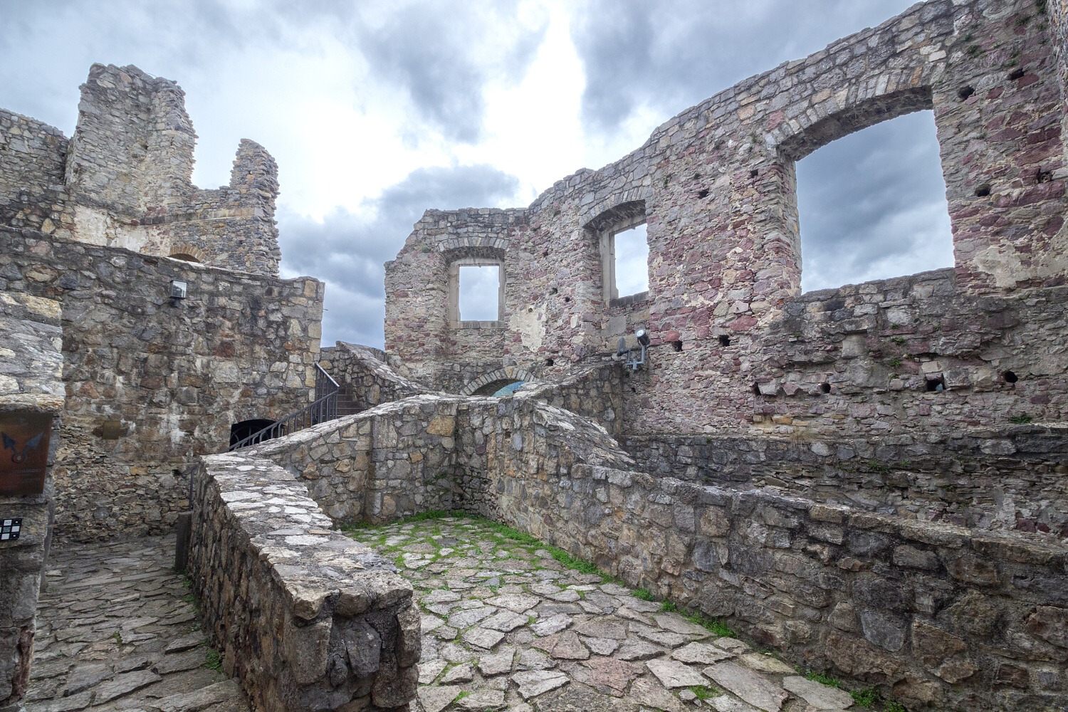 Touláme se v  poněkud pobořeném hradu Strečno.