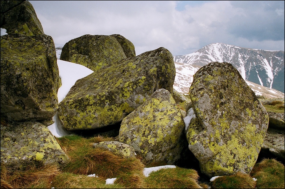 Na úpatí vrchní části Chabence. Pohled na kopec Skalka - 1.980 m n. m.